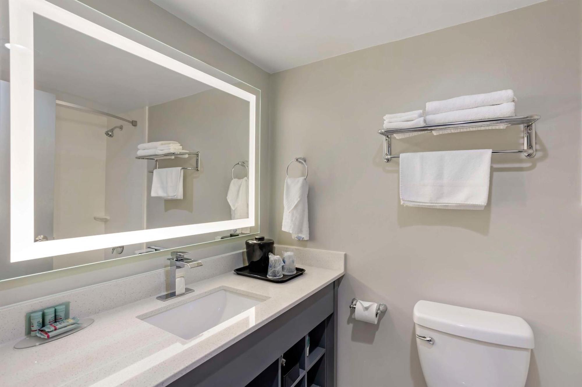 Best Western Rutgers University Hotel East Brunswick Esterno foto