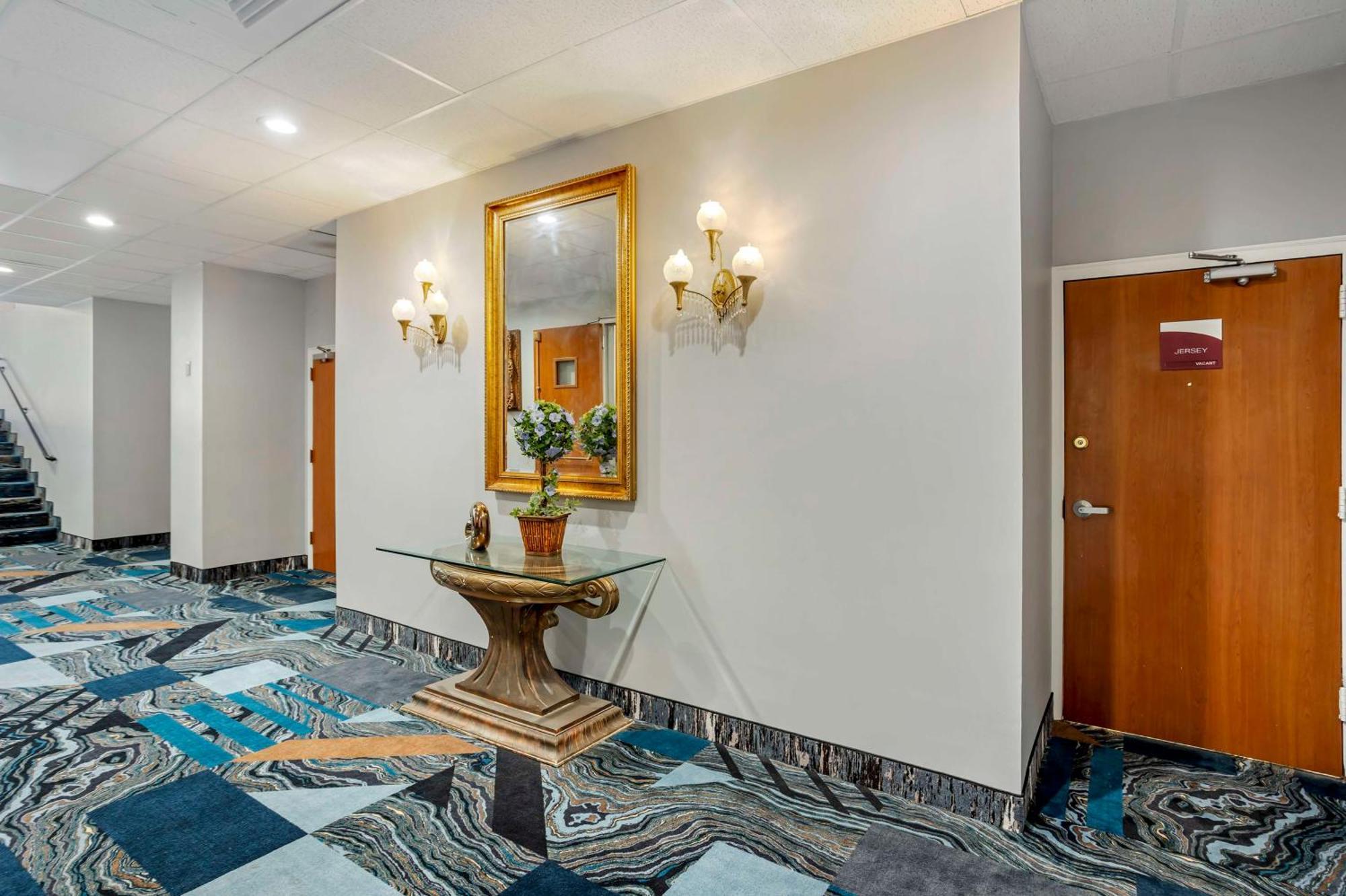 Best Western Rutgers University Hotel East Brunswick Esterno foto