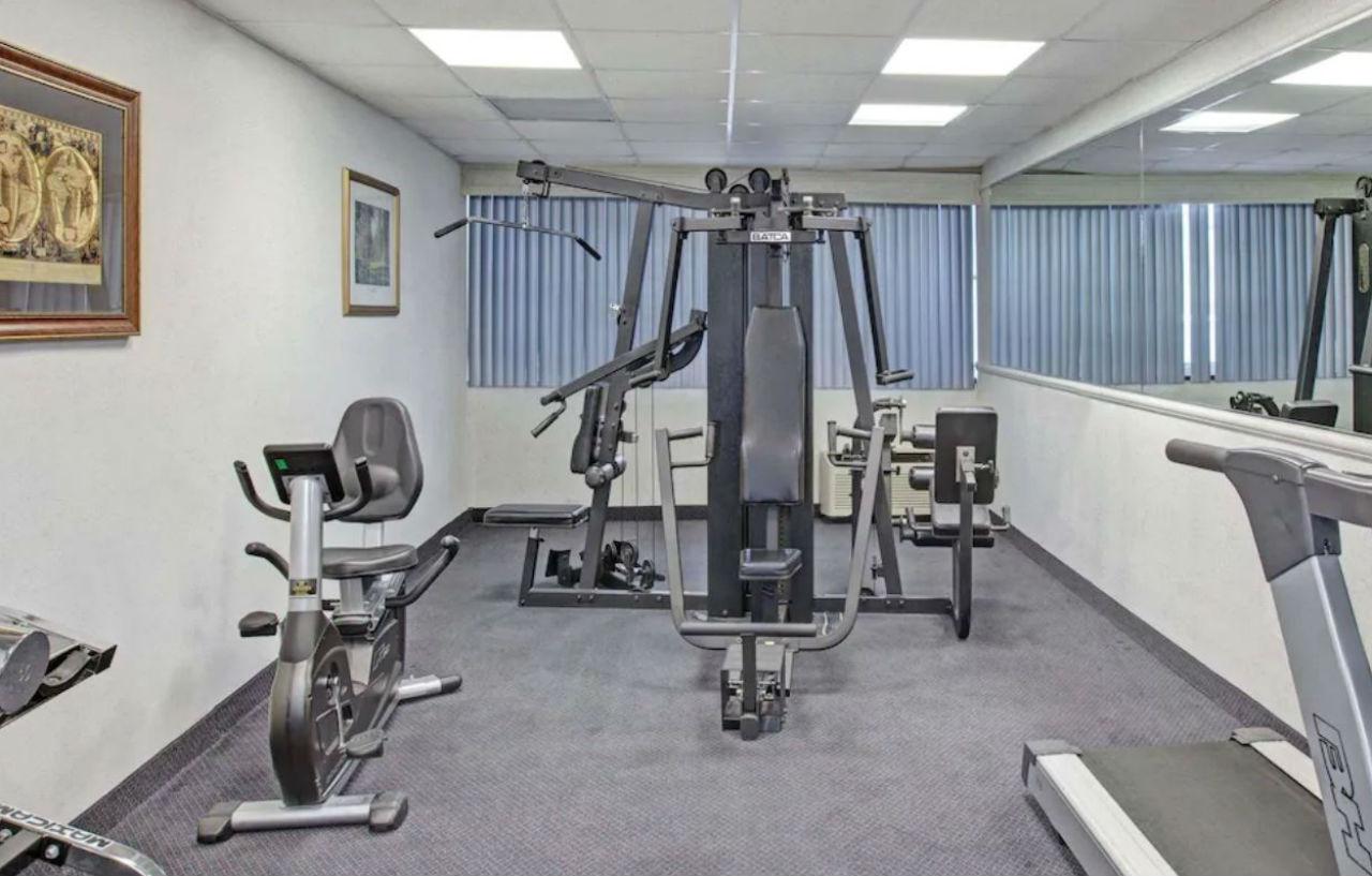 Best Western Rutgers University Hotel East Brunswick Esterno foto